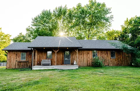 303 N Hudson Ave, Aurora, MO 65605