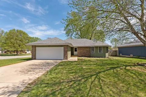 316 Hillcrest Ave, Nixa, MO 65714