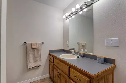 Bath - 4976 S Eldon Ave, Springfield, MO 65810 photo 8 of 8