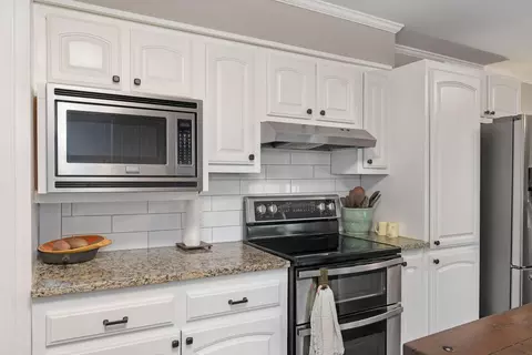 Kitchen - 1919 E Cambridge St, Springfield, MO 65804 photo 4 of 6
