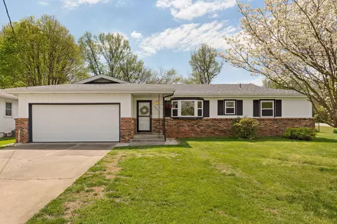 906 E Caravan St, Springfield, MO 65803