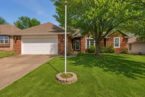 442 S Yellowwood Dr, Springfield, MO 65809