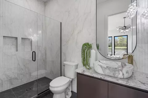 Bath - 2543 E Theran Ave, Springfield, MO 65803 photo 7 of 11