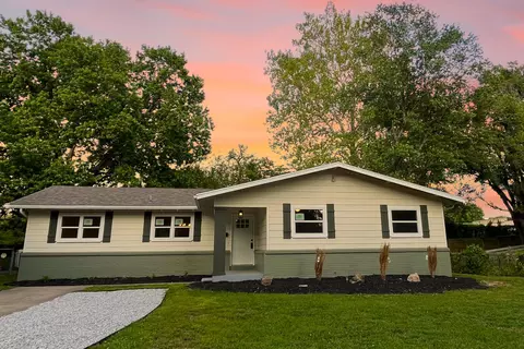 1428 S Pickwick Ave, Springfield, MO 65804