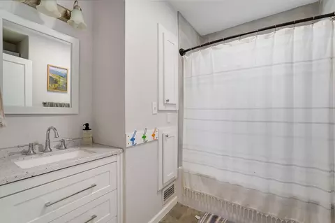 Bath - 1449 E University St, Springfield, MO 65804 photo 2 of 4