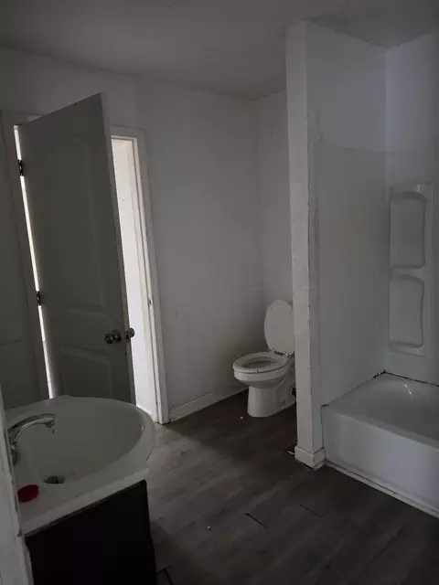 Bath - 1813 W Lincoln St, Springfield, MO 65806 photo 2 of 2