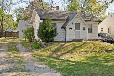 2526 W Walnut St, Springfield, MO 65806