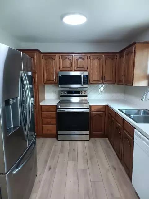 Kitchen - 2782 W Swan St, Springfield, MO 65807 photo 3 of 6
