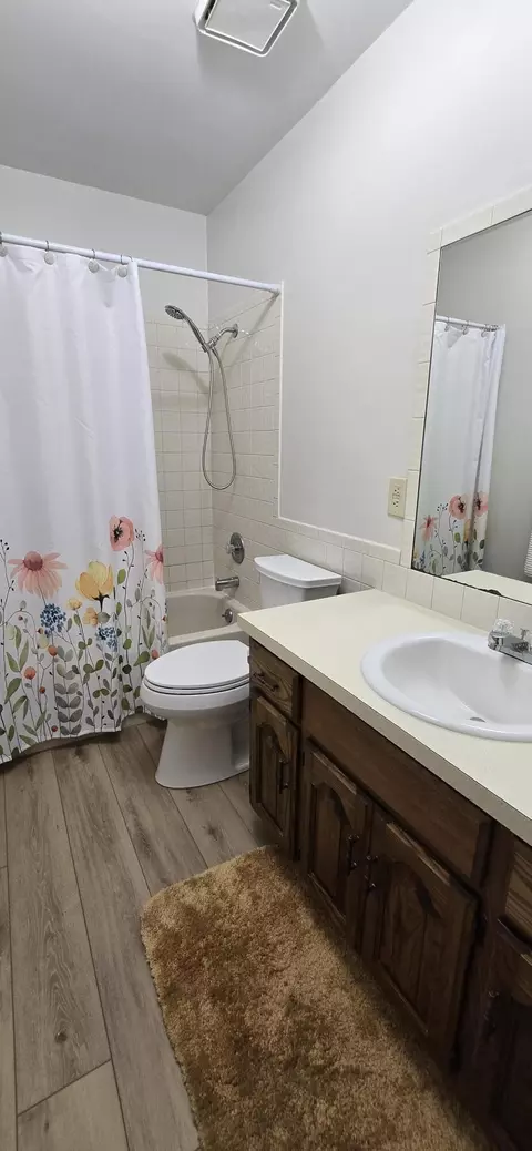 Bath - 2782 W Swan St, Springfield, MO 65807 photo 1 of 2