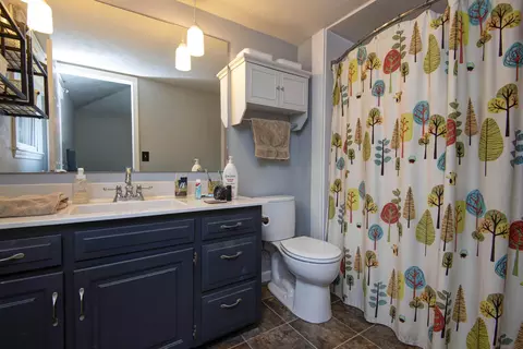 Bath - 2150 E Raynell St, Springfield, MO 65804 photo 2 of 3