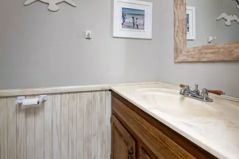 Bath - 2150 E Raynell St, Springfield, MO 65804 photo 3 of 3
