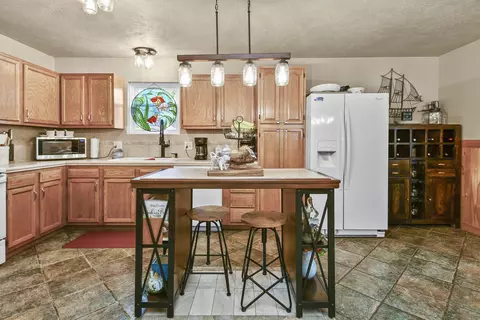 Kitchen - 3041 Longbend Rd, Galena, MO 65656 photo 5 of 7