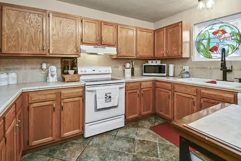 Kitchen - 3041 Longbend Rd, Galena, MO 65656 photo 3 of 7
