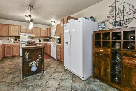 Kitchen - 3041 Longbend Rd, Galena, MO 65656 photo 4 of 7