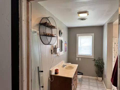 Bath - 2110 N Pickwick Ave, Springfield, MO 65803 photo 1 of 3