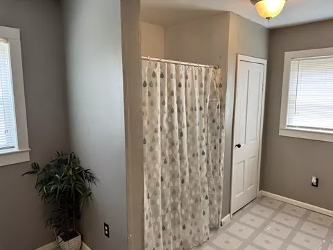 Bath - 2110 N Pickwick Ave, Springfield, MO 65803 photo 2 of 3