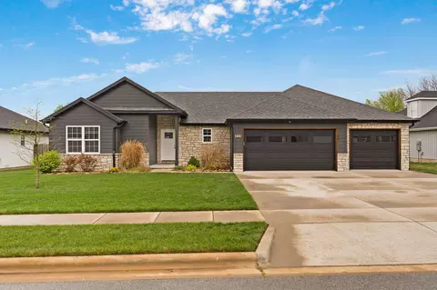 833 W Charlotte St, Republic, MO 65738