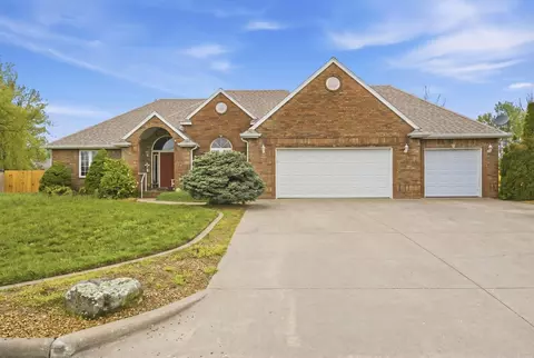1401 S Georgia Dr, Bolivar, MO 65613