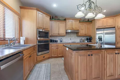 Kitchen - 112 Ranch Rd, Saddlebrooke, MO 65630 photo 3 of 4