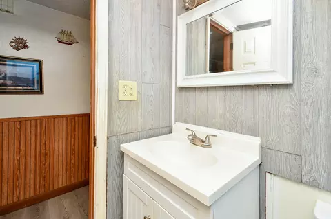 Bath - 622 E Madison St, Marshfield, MO 65706 photo 2 of 2