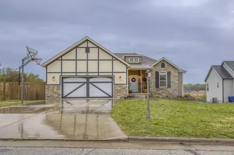 1413 Matthew Cir, Webb City, MO 64870