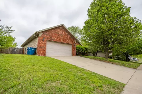 587 S Canterbury Ln, Nixa, MO 65714 photo 4