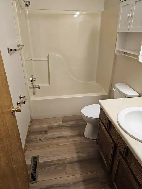 Bath - 3253 S Christy Pl, Springfield, MO 65807 photo 2 of 3