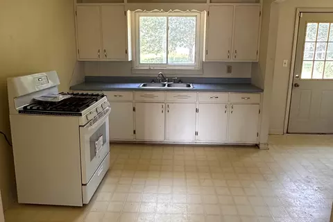 Kitchen - 2007 W Water St, Springfield, MO 65802 photo 2 of 3