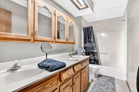 Bath - 3369 E Foxtail Ln, Springfield, MO 65803 photo 3 of 3