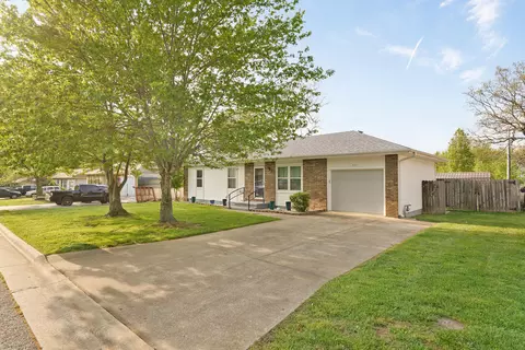 709 E Barracuda Dr, Nixa, MO 65714