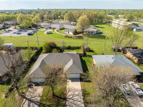 View/Area - 1348 E Arlington St, Springfield, MO 65803 photo 4 of 11