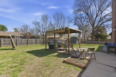 Exterior - 1811 E Vincent Dr, Springfield, MO 65804 photo 7 of 9