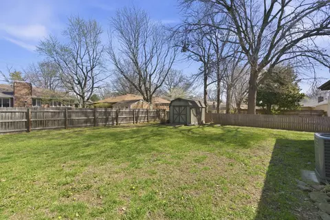 Exterior - 1811 E Vincent Dr, Springfield, MO 65804 photo 8 of 9