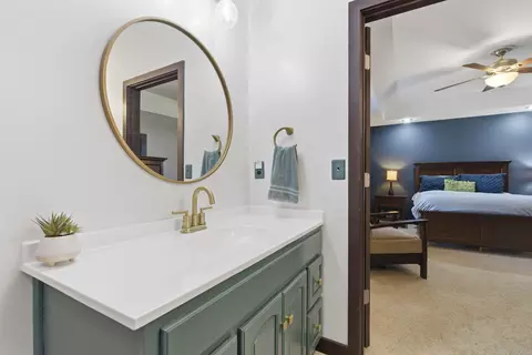 Bath - 1811 E Vincent Dr, Springfield, MO 65804 photo 2 of 7
