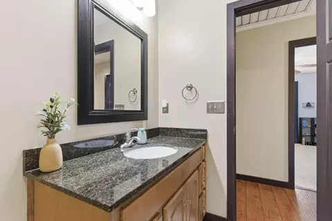 Bath - 1811 E Vincent Dr, Springfield, MO 65804 photo 4 of 7