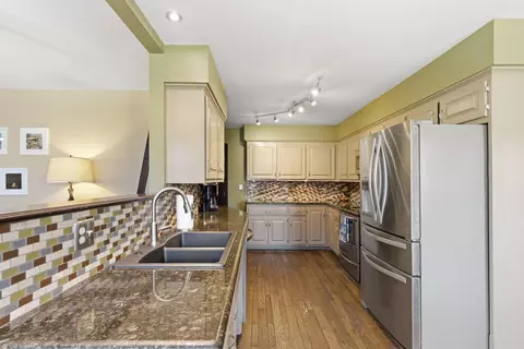 Kitchen - 1811 E Vincent Dr, Springfield, MO 65804 photo 2 of 2