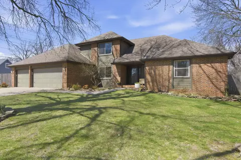 Exterior - 1811 E Vincent Dr, Springfield, MO 65804 photo 2 of 9