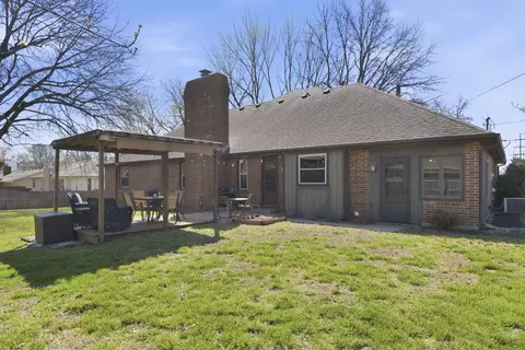 Exterior - 1811 E Vincent Dr, Springfield, MO 65804 photo 5 of 9