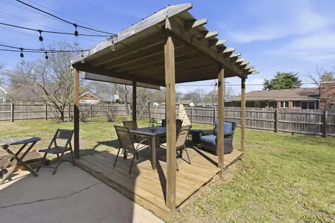 Exterior - 1811 E Vincent Dr, Springfield, MO 65804 photo 6 of 9