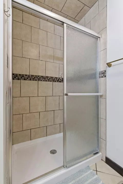 Bath - 1811 E Vincent Dr, Springfield, MO 65804 photo 3 of 7