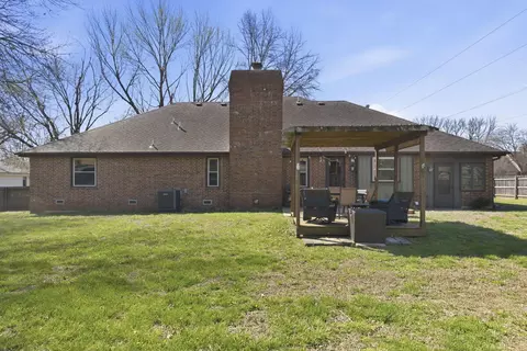 Exterior - 1811 E Vincent Dr, Springfield, MO 65804 photo 4 of 9