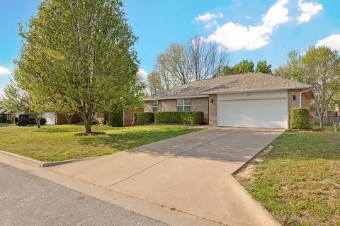 3939 W Condor Dr, Battlefield, MO 65619