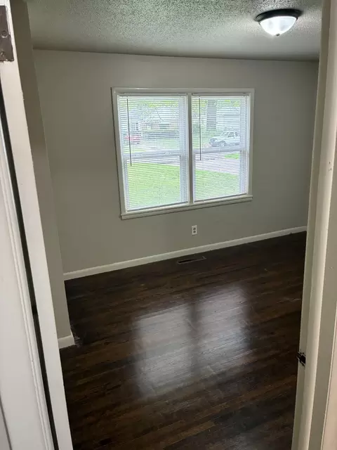 1433 S Barnes Ave, Springfield, MO 65804 photo 5