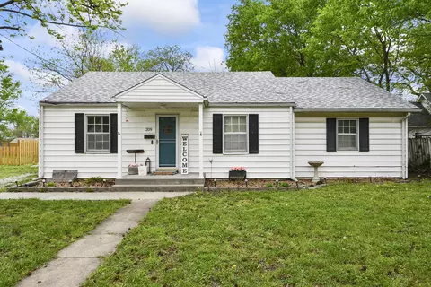 209 E Summit St, Bolivar, MO 65613