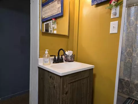 Bath - 802 S Oak Ave, Aurora, MO 65605 photo 1 of 2