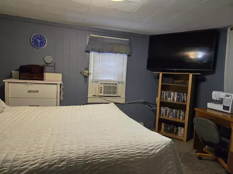Bedroom - 802 S Oak Ave, Aurora, MO 65605 photo 4 of 5