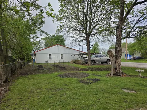 Exterior - 802 S Oak Ave, Aurora, MO 65605 photo 2 of 2