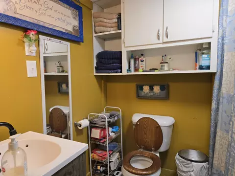 Bath - 802 S Oak Ave, Aurora, MO 65605 photo 2 of 2