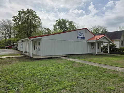 802 S Oak Ave, Aurora, MO 65605
