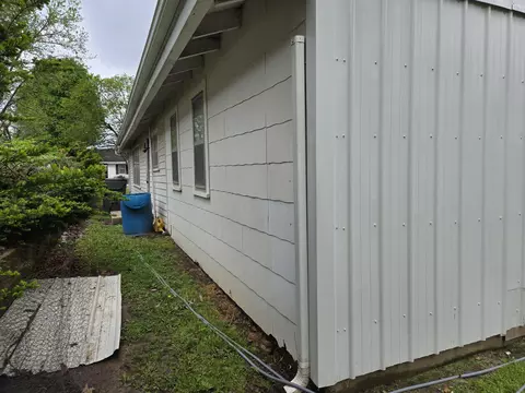 Exterior - 802 S Oak Ave, Aurora, MO 65605 photo 1 of 2